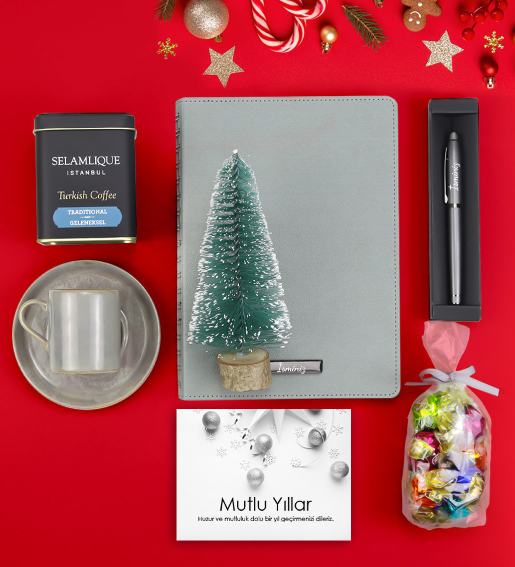 Kişiye Özel Gri Spiralli Yeni Yıl Tarihli Ajanda & Metalik Roller Kalem &Selamlıque Türk Kahvesi & Gri Porselen Türk Kahvesi Fincanı & Ahşap Zeminli Mini Çam Ağacı & Lavi Çikolata Hediye Seti