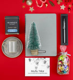 Kişiye Özel Gri Spiralli Yeni Yıl Tarihli Ajanda & Metalik Roller Kalem &Selamlıque Türk Kahvesi & Gri Porselen Türk Kahvesi Fincanı & Ahşap Zeminli Mini Çam Ağacı & Lavi Çikolata Hediye Seti