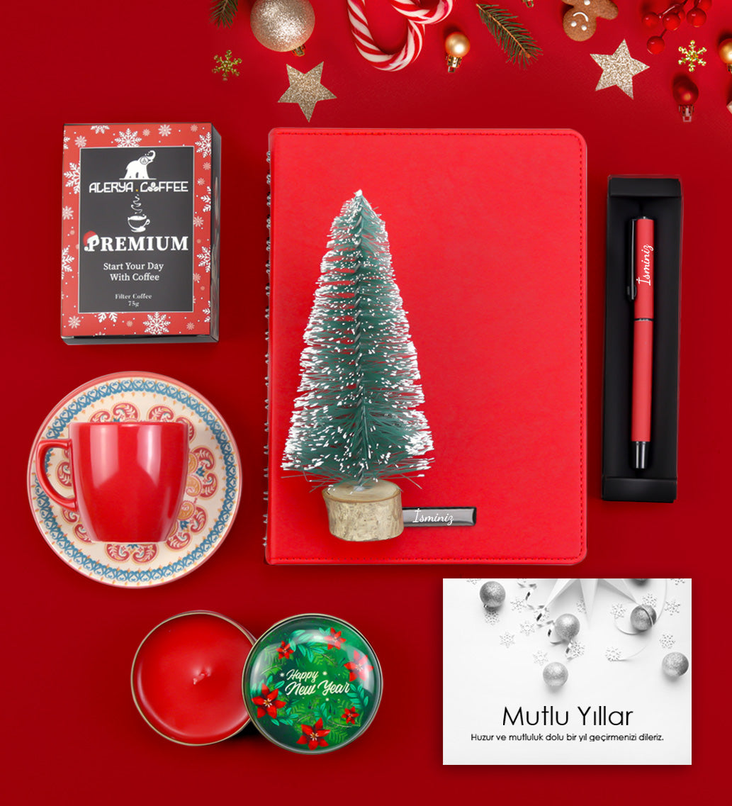 Kişiye Özel Kırmızı Spiralli Yeni Yıl Tarihli Ajanda & Kırmızı Mat Roller Kalem & Alerya Yılbaşı Premium Filtre Kahve & Kırmızı Türk Kahvesi Fincanı & Yılbaşı Temalı Metal Kutulu Mum & Ahşap Zeminli Mini Çam Ağacı Hediye Seti