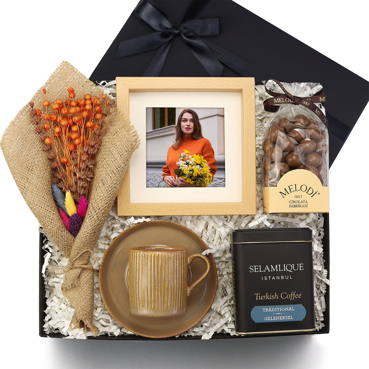 Buket Çiçek & Melodi Draje Çikolata & Ahşap Paspartu 13X13 cm & Selamlıque & Çizgili Turuncu Fincan