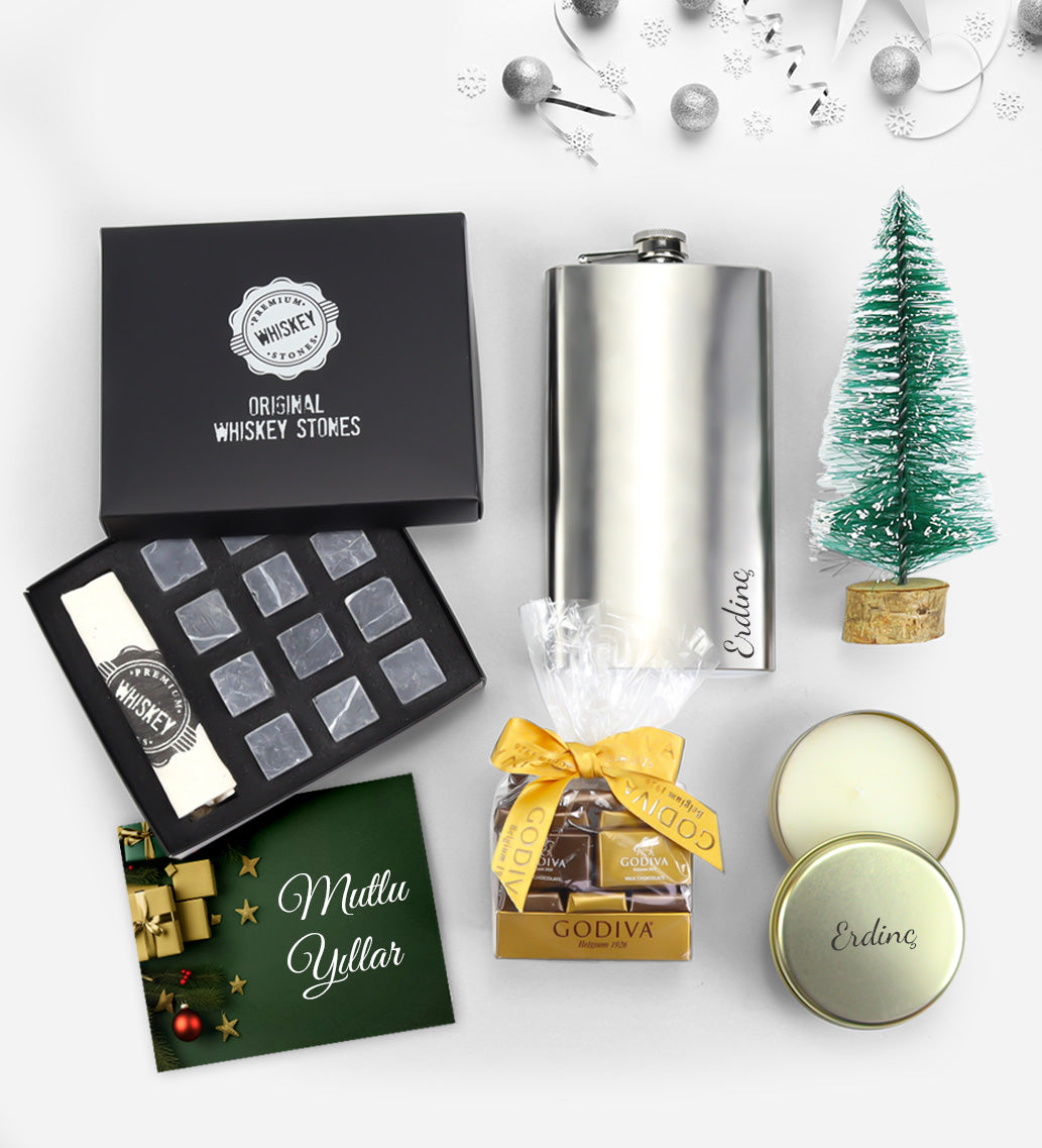 Kişiye Özel Çelik Cep Matarası & Viski Soğutma Taşı & Gold Metal Kutulu Mum & Godiva Napoliten Çikolata & Ahşap Zeminli Mini Çam Ağacı Hediye Seti