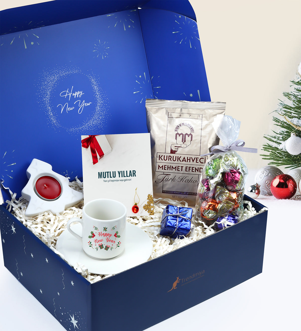 Happy New Year Kutusunda Tasarım Fincan & Lavi Çikolata & Mehmet Efendi Türk Kahvesi & Alçı Çam Ağacı Mum