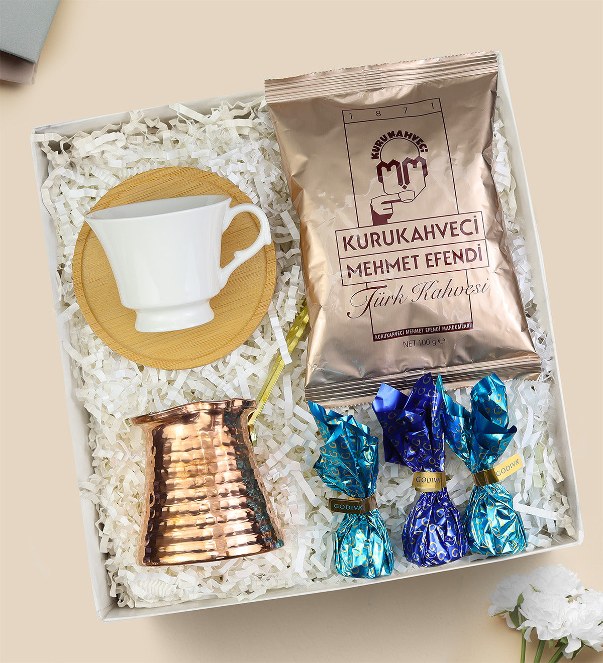 Porselen Fincan & Mehmet Efendi Türk Kahvesi & Bakır Cezve & Godiva Çikolata Hediye Seti