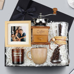 Kahve Öğütücü & Karaf & 13x13 cm Ahşap Paspartu & Kahverengi Porselen Kupa & Rakle Mum