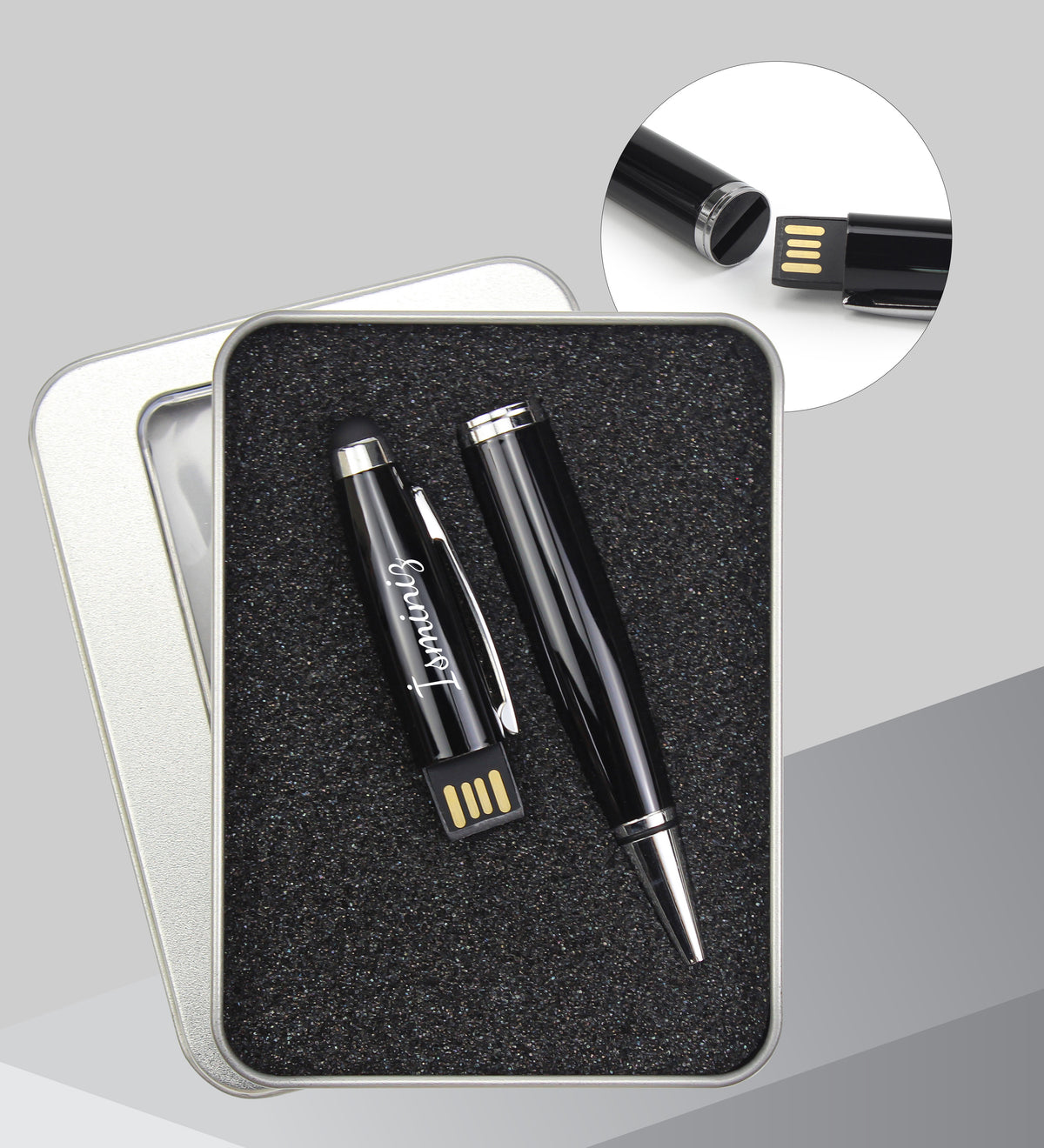 Kişiye Özel Gri Spiralli Yeni Yıl Tarihli Ajanda & 500 ML Deri Çantalı Gri Çelik Termos & 32 Gb Usb Siyah Kalem & Ahşap Zeminli Mini Çam Ağacı & Lavi Çikolata Hediye Seti