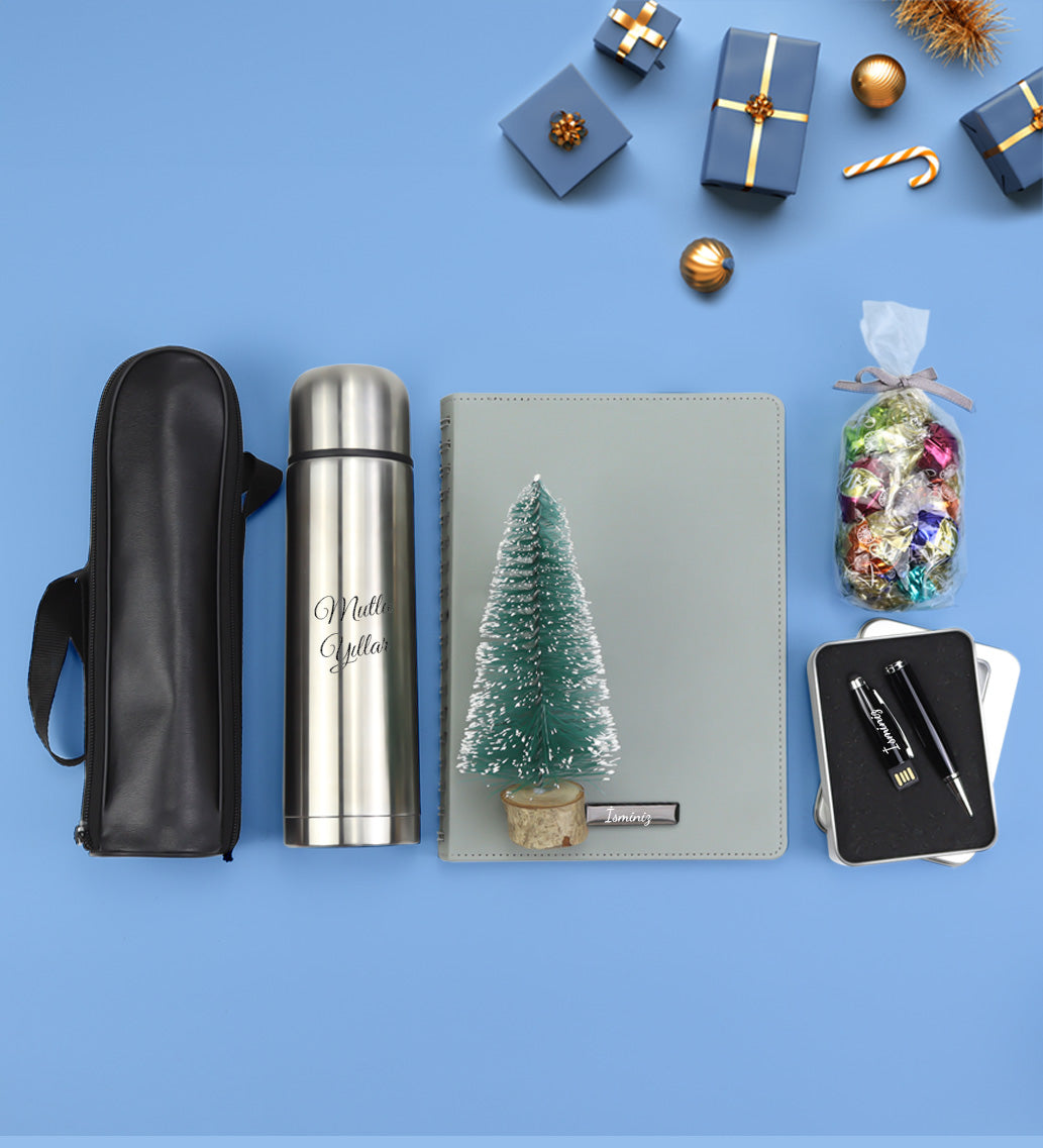 Kişiye Özel Gri Spiralli Yeni Yıl Tarihli Ajanda & 500 ML Deri Çantalı Gri Çelik Termos & 32 Gb Usb Siyah Kalem & Ahşap Zeminli Mini Çam Ağacı & Lavi Çikolata Hediye Seti