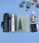 Kişiye Özel Gri Spiralli Yeni Yıl Tarihli Ajanda & 500 ML Deri Çantalı Gri Çelik Termos & 32 Gb Usb Siyah Kalem & Ahşap Zeminli Mini Çam Ağacı & Lavi Çikolata Hediye Seti