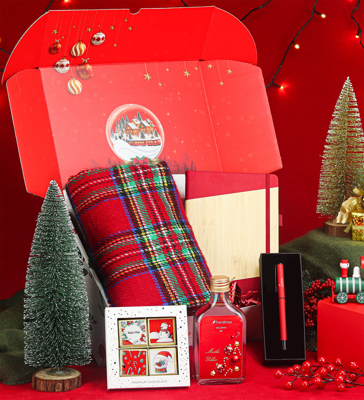 Kırmızı Şal & Bambu Kapak Defter & Roller Kalem & Ahşap Zeminli Mini Çam Ağacı & 200ML Kolonya & Madlen Çikolata Yılbaşı Hediye Seti
