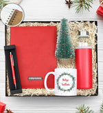 Kişiye Özel Kırmızı Spiralli Yeni Yıl Tarihli Ajanda & Gümüş Renk Detaylı Kırmızı Tükenmez Kalem & Ahşap Zeminli Mini Çam Ağacı & Yılbaşı Baskılı Kupa & Özel Deri Kılıflı 500 Ml Kırmızı Su Matarası Hediye Seti