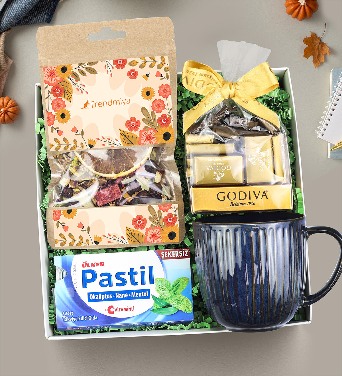 Bitki Çayı & Pastil & Lacivert Porselen Kupa & Godiva Çikolata Hediye Seti