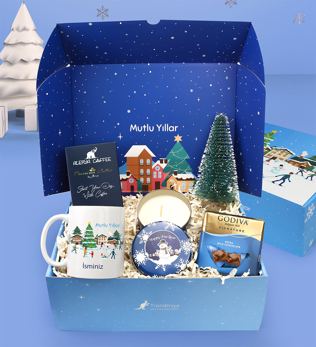 Yılbaşına Özel Kutusunda Kişiye Özel Baskılı Kupa & Alerya Premium Filtre Kahve & Metal Kutulu Mum & Ahşap Zeminli Mini Çam Ağacı & Godiva Çikolata Hediye Seti