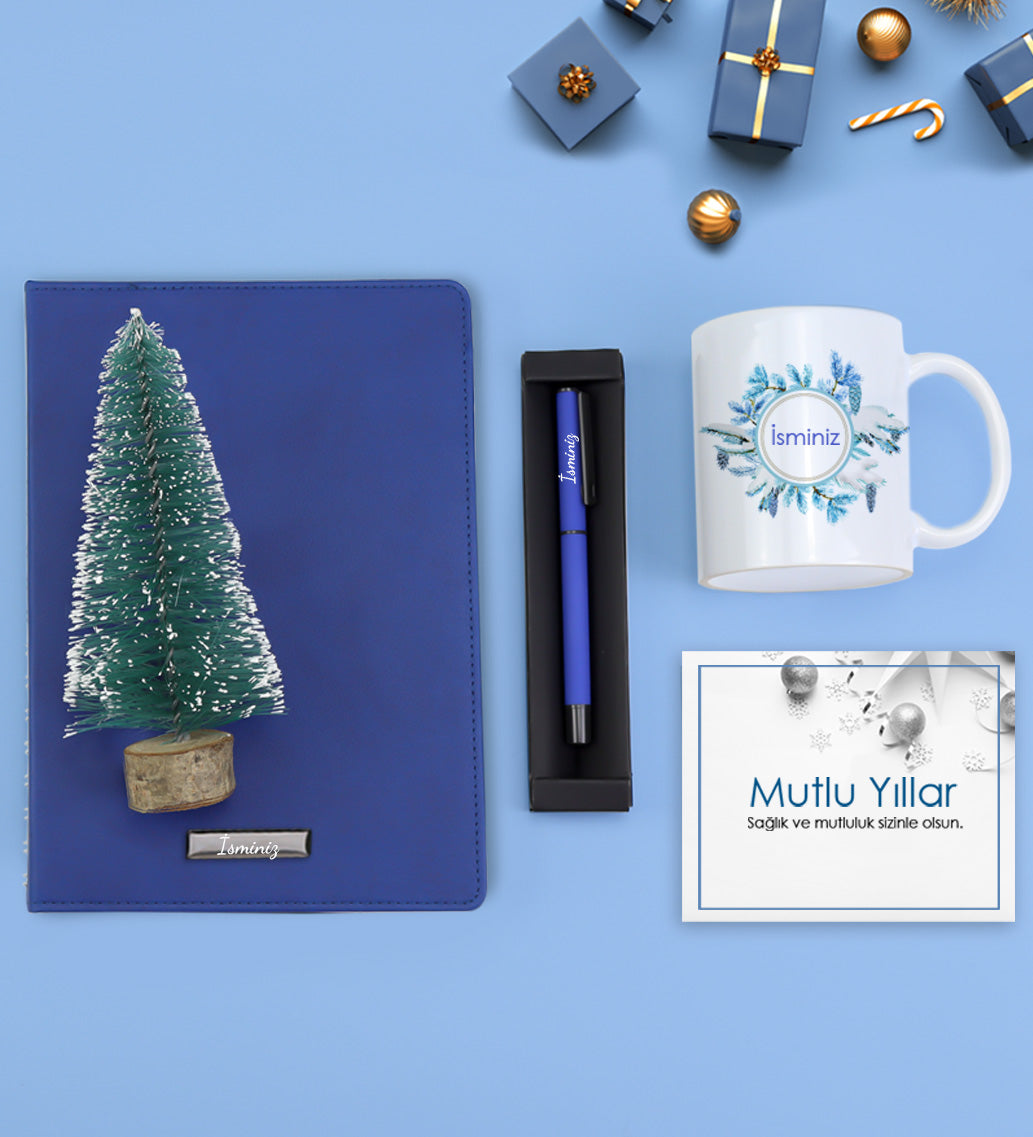Kişiye Özel Mavi Spiralli Yeni Yıl Tarihli Ajanda & Mavi Mat Roller Kalem & Baskılı Kupa & Ahşap Zeminli Mini Çam Ağacı Hediye Seti