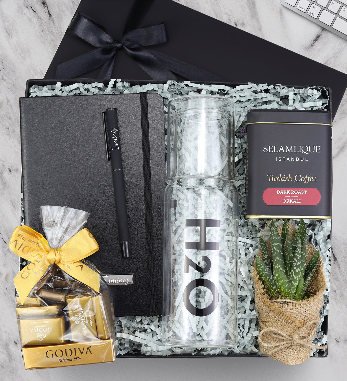 Kişiye Özel Defter & Kalem & Godiva Napoliten Çikolata & Selamlıque Türk Kahvesi & H2o Cam Başucu Sürahisi Hediye Seti