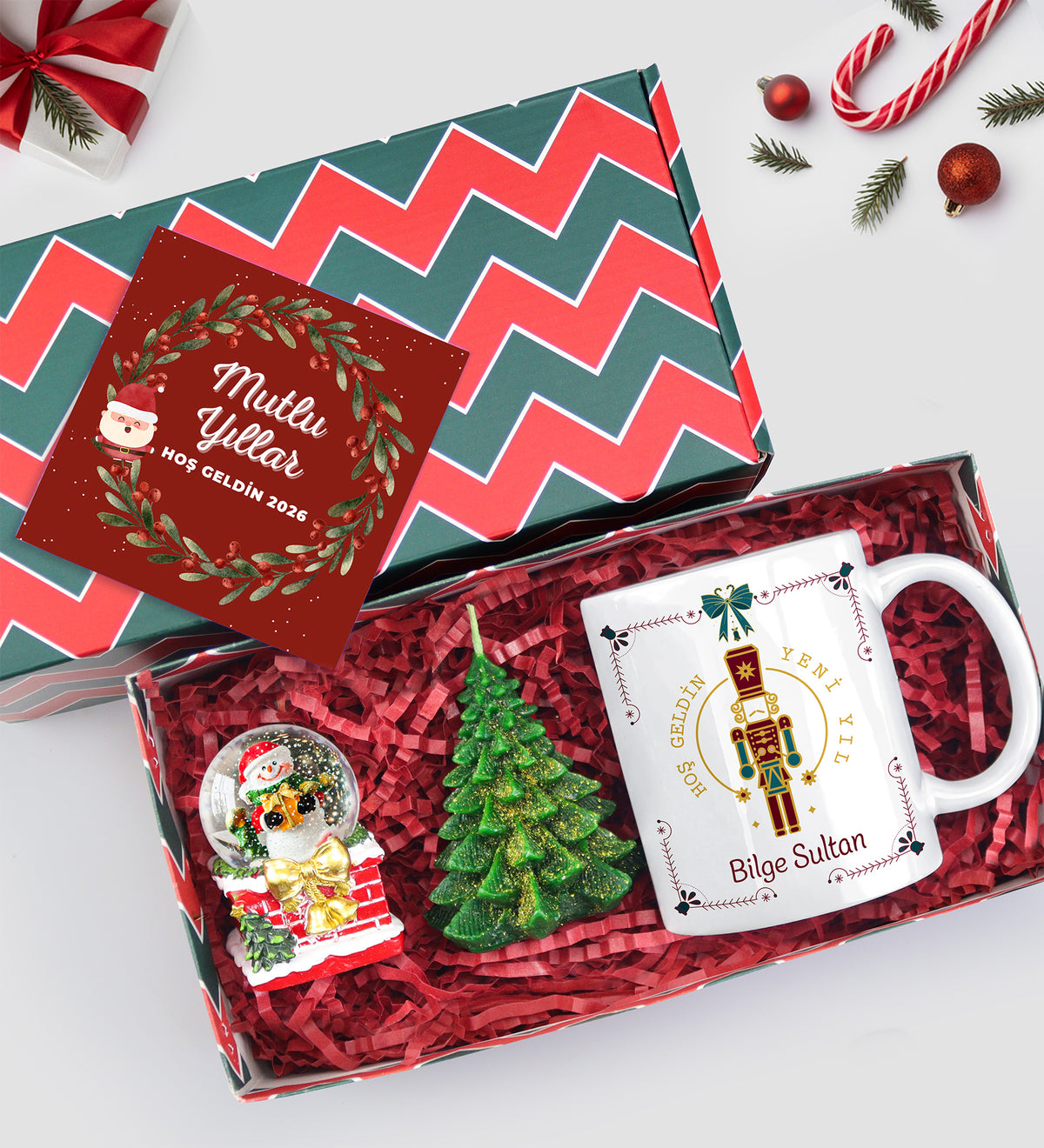 Tasarım Kutusunda Kupa & Kar Küresi & Çam Ağacı Mum Hediye Seti