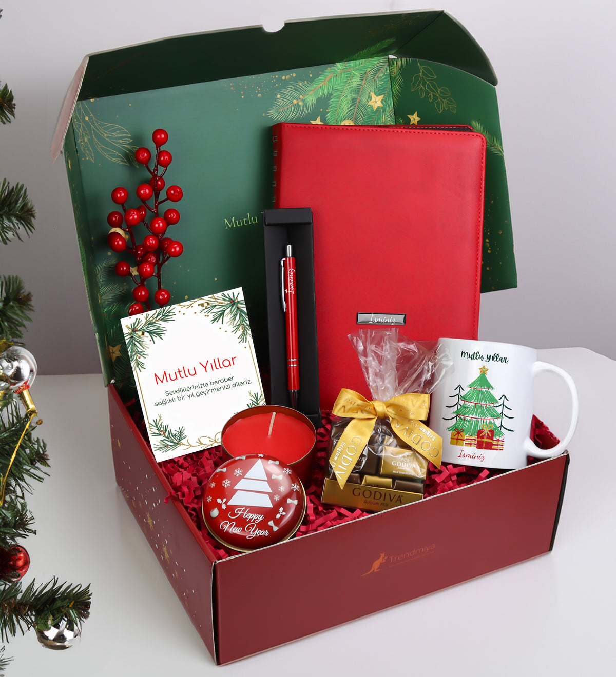 Yılbaşı Kutusunda Kırmızı Spiralli Yeni Yıl Tarihli Ajanda & Gümüş Renk Detaylı Kırmızı Tükenmez Kalem & Yılbaşı Kupa & Yılbaşı Temalı Metal Kutulu Mum & Godiva Napoliten Çikolata Hediye Seti