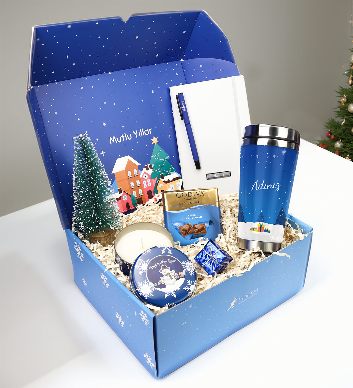 Yılbaşına Özel Kutusunda Kişiye Özel Tasarımlı Çelik Termos & Defter & Mat Roller Kalem & Ahşap Zeminli Mini Çam Ağacı & Godiva Çikolata & Metal Kutulu Mum