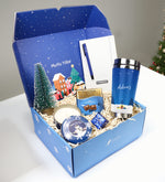 Yılbaşına Özel Kutusunda Kişiye Özel Tasarımlı Çelik Termos & Defter & Mat Roller Kalem & Ahşap Zeminli Mini Çam Ağacı & Godiva Çikolata & Metal Kutulu Mum