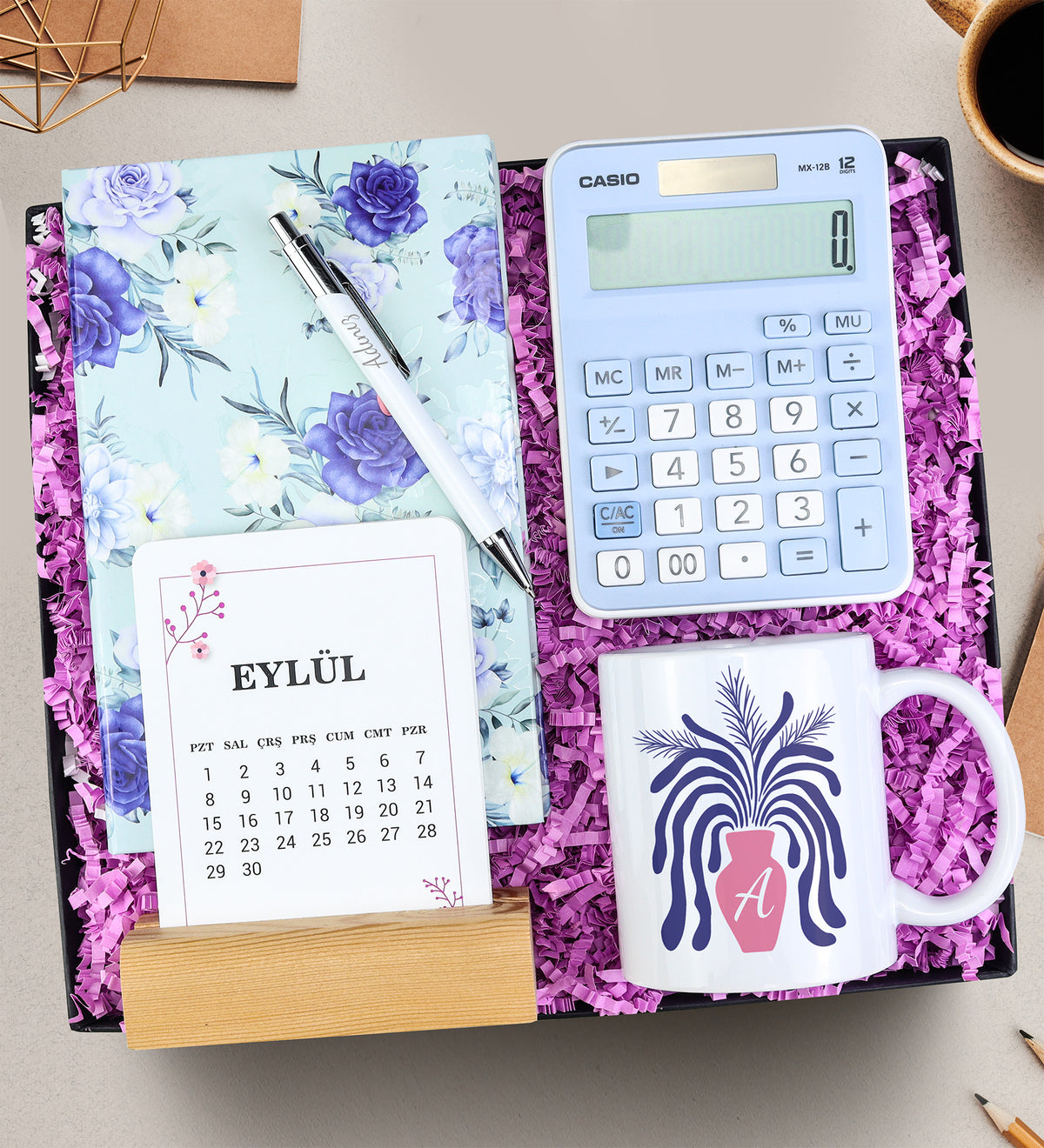 Defter & Beyaz Tükenmez Kalem & Casio Hesap Makinesi & Takvim & Kupa Hediye Seti