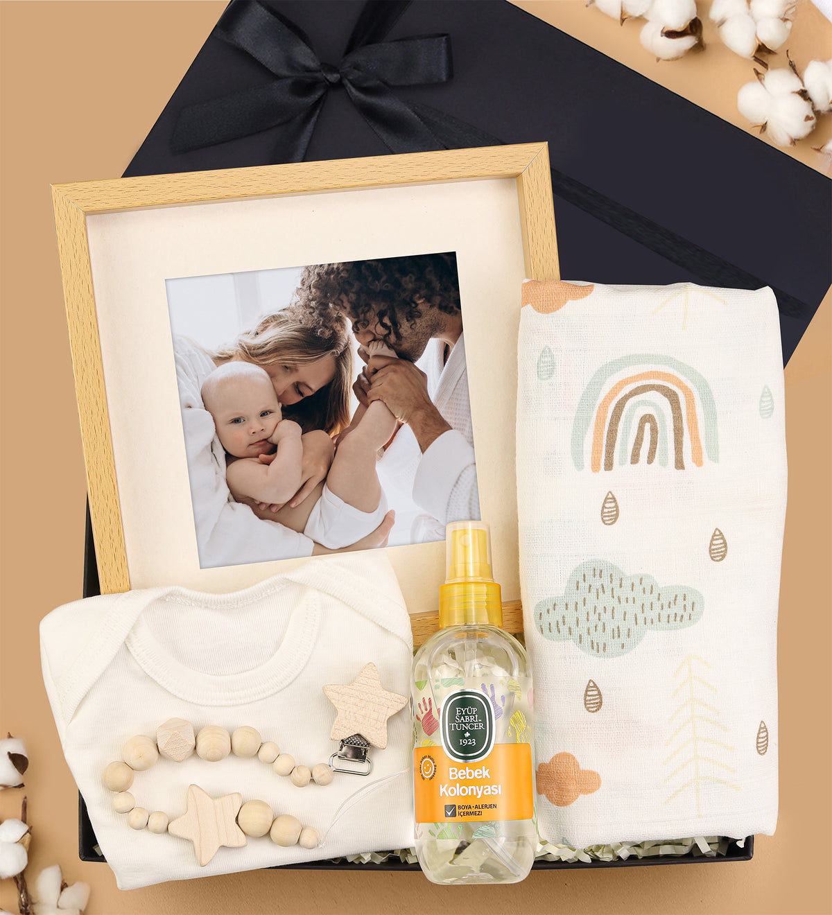 21x21cm Paspartu Çerçeve & Müslin Bez Örtü & Zıbın & Emzik Askısı & Eyüp Sabri Tuncer Bebek Kolonyası Hediye Seti