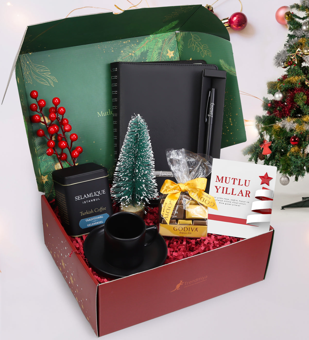 Yılbaşı Kutusunda Kişiye Özel Siyah Spiralli Yeni Yıl Tarihli Ajanda & Siyah Mat Tükenmez Kalem & 125gr Selamlıque Türk Kahvesi & Siyah Seramik Fincan & Godiva Napoliten Çikolata & Ahşap Zeminli Mini Çam Ağacı Hediye Seti