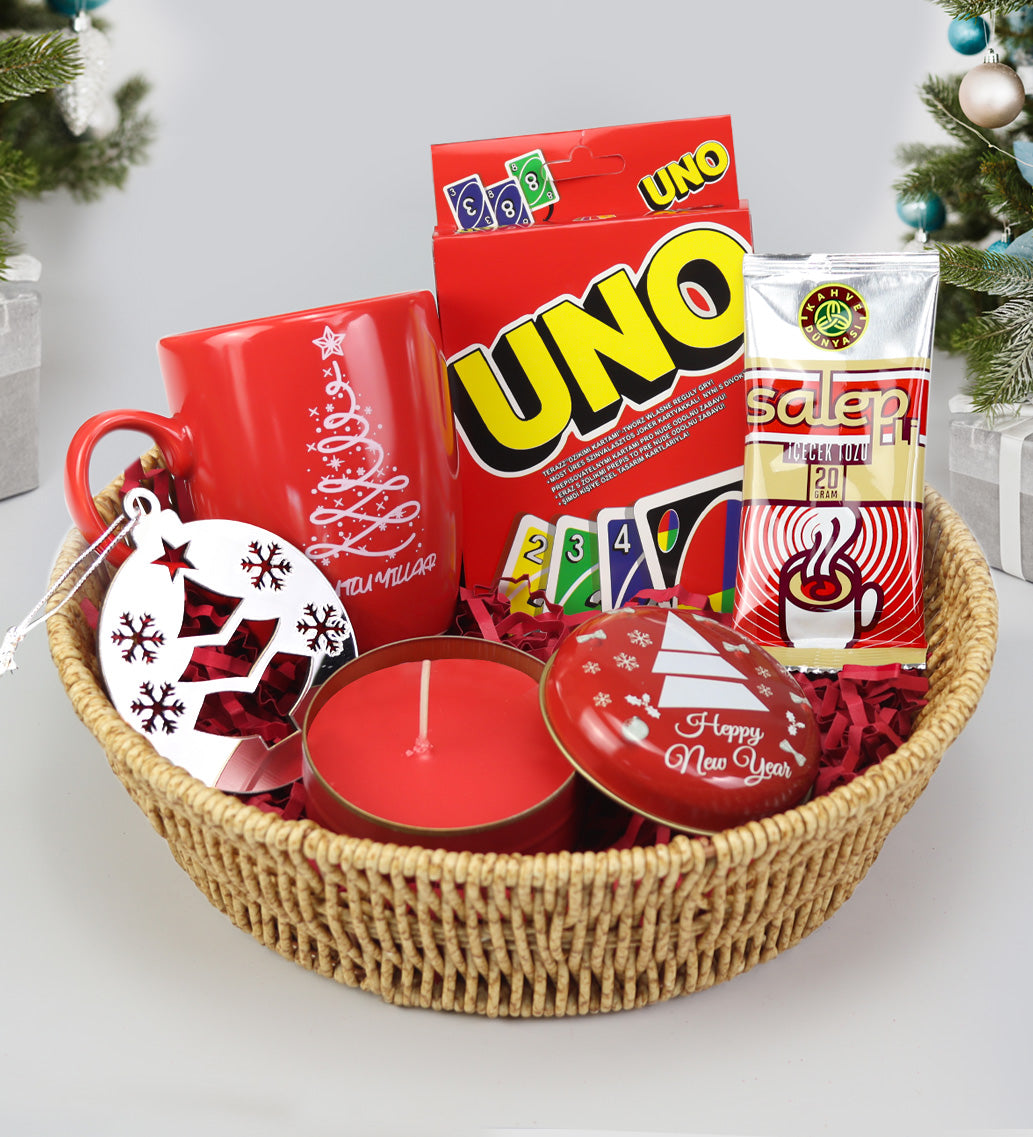 Mini Hasır Sepetli Mutlu Yıllar Kupa & UNO Kart Oyunu & Yılbaşı Temalı Metal Kutulu Mum & Tek İçimlik Salep & Yılbaşı Ağacı Süsü Hediye Seti