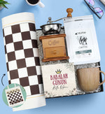 Filtre Kahve 200 gr & Kahve Öğütücü & Satranç Baskılı Bez Çanta & Porselen Kupa Babalar Günü Hediye Seti