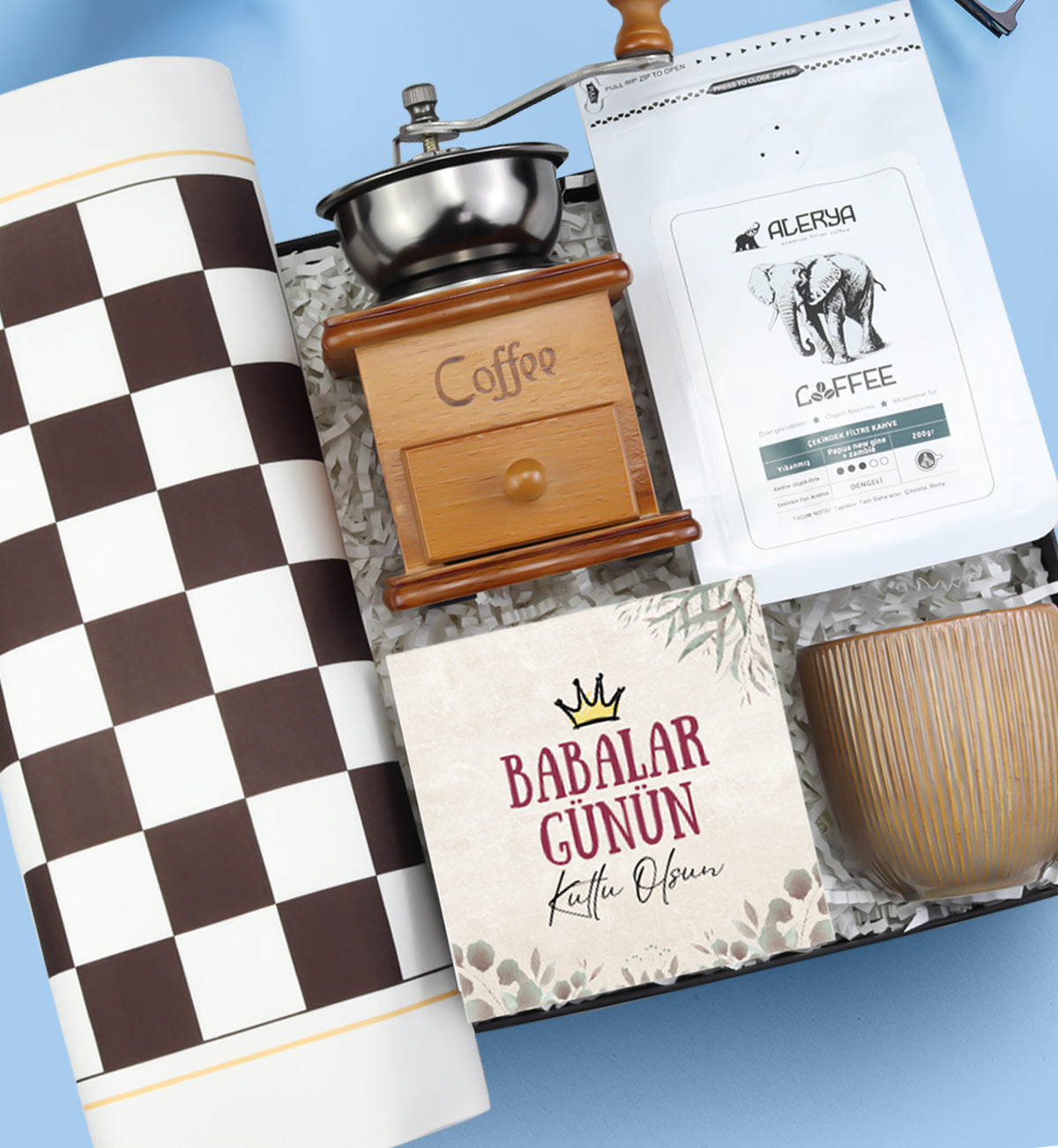 Filtre Kahve 200 gr & Kahve Öğütücü & Satranç Baskılı Bez Çanta & Porselen Kupa Babalar Günü Hediye Seti