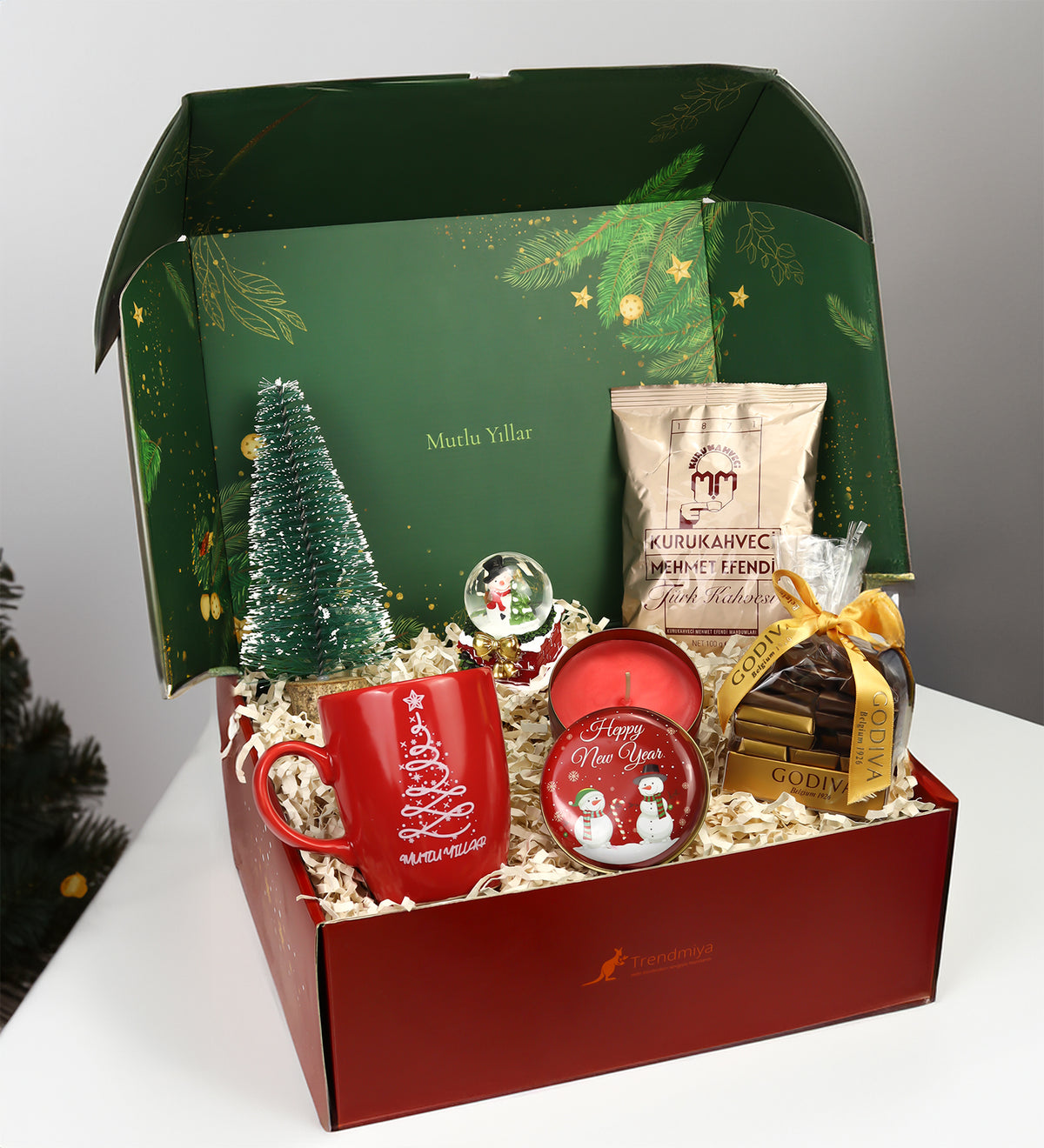 Yılbaşı Kutusunda Mutlu Yıllar Kupa & Ahşap Zeminli Mini Çam Ağacı & Yılbaşı Kar Küre & Metal Kutulu Mum & Mehmet Efendi Türk Kahvesi & Godiva Napoliten Çikolata
