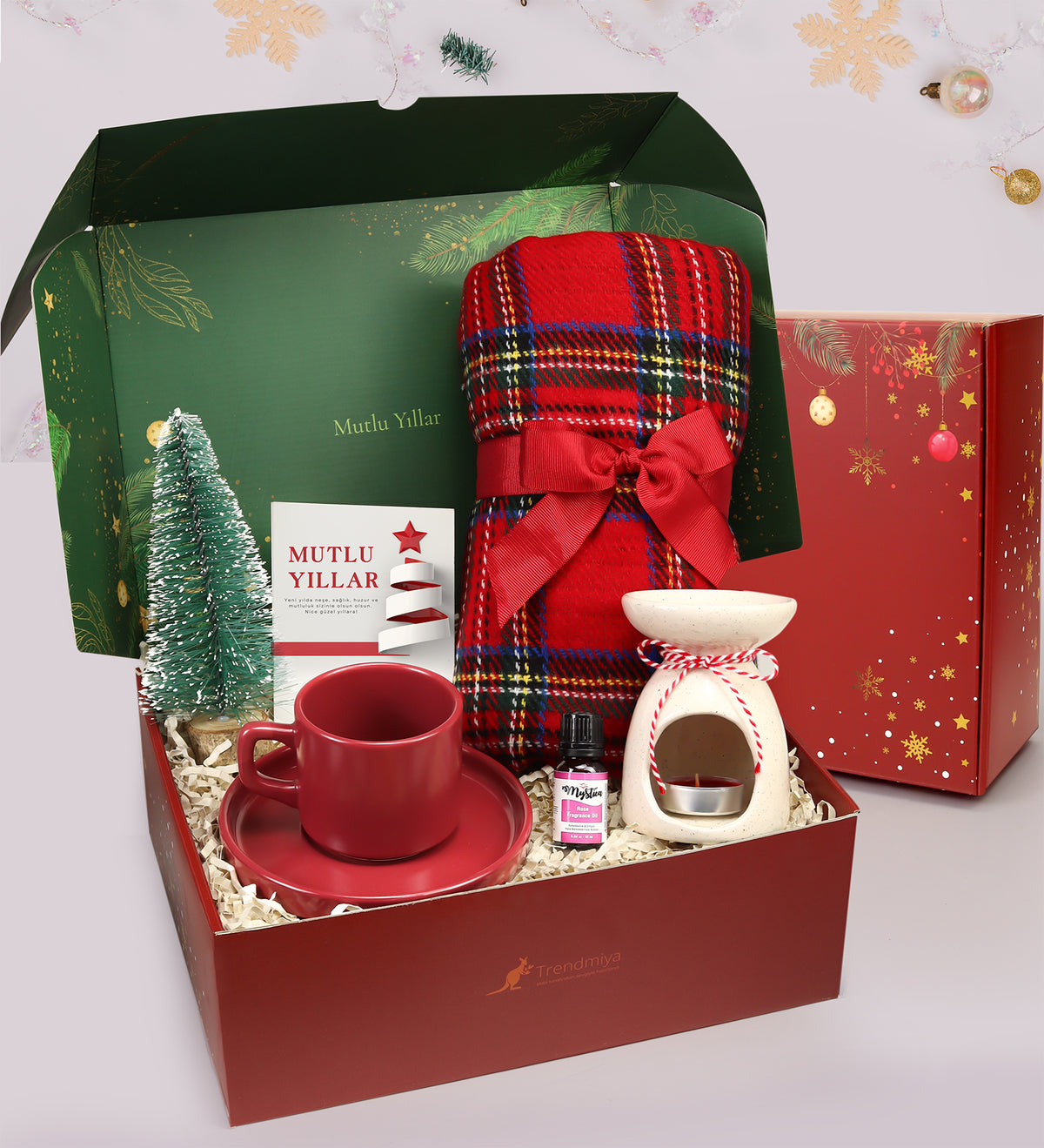 Yılbaşı Kutusunda Kalın Şal & Kırmızı Fincan & Ahşap Zeminli Mini Çam Ağacı & Buhurdanlık & Buhurdanlık Esansı Hediye Seti