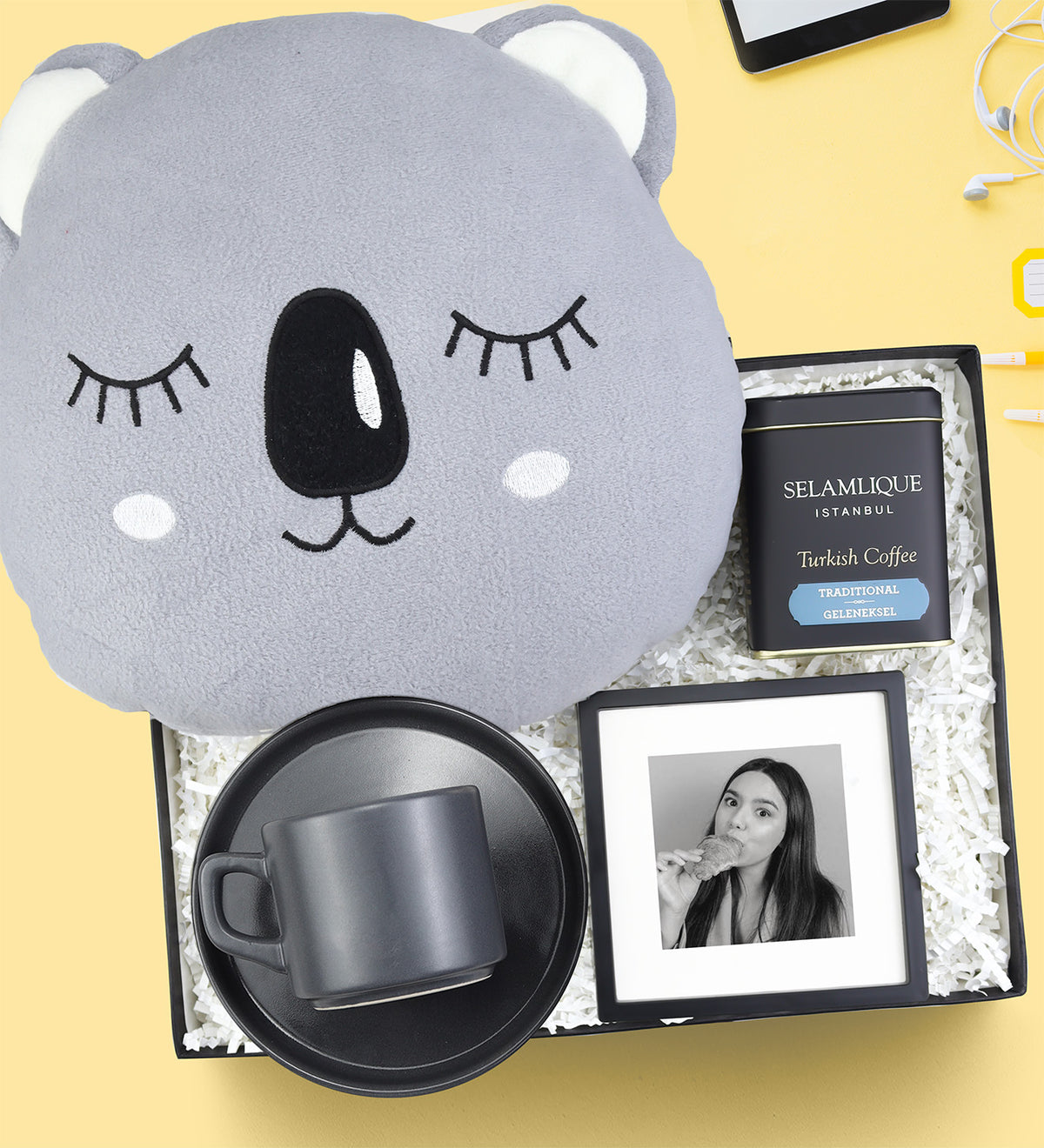 Peluş Koala Yastık & Çerçeve & Fincan & Selamlıque Türk Kahvesi Hediye Seti