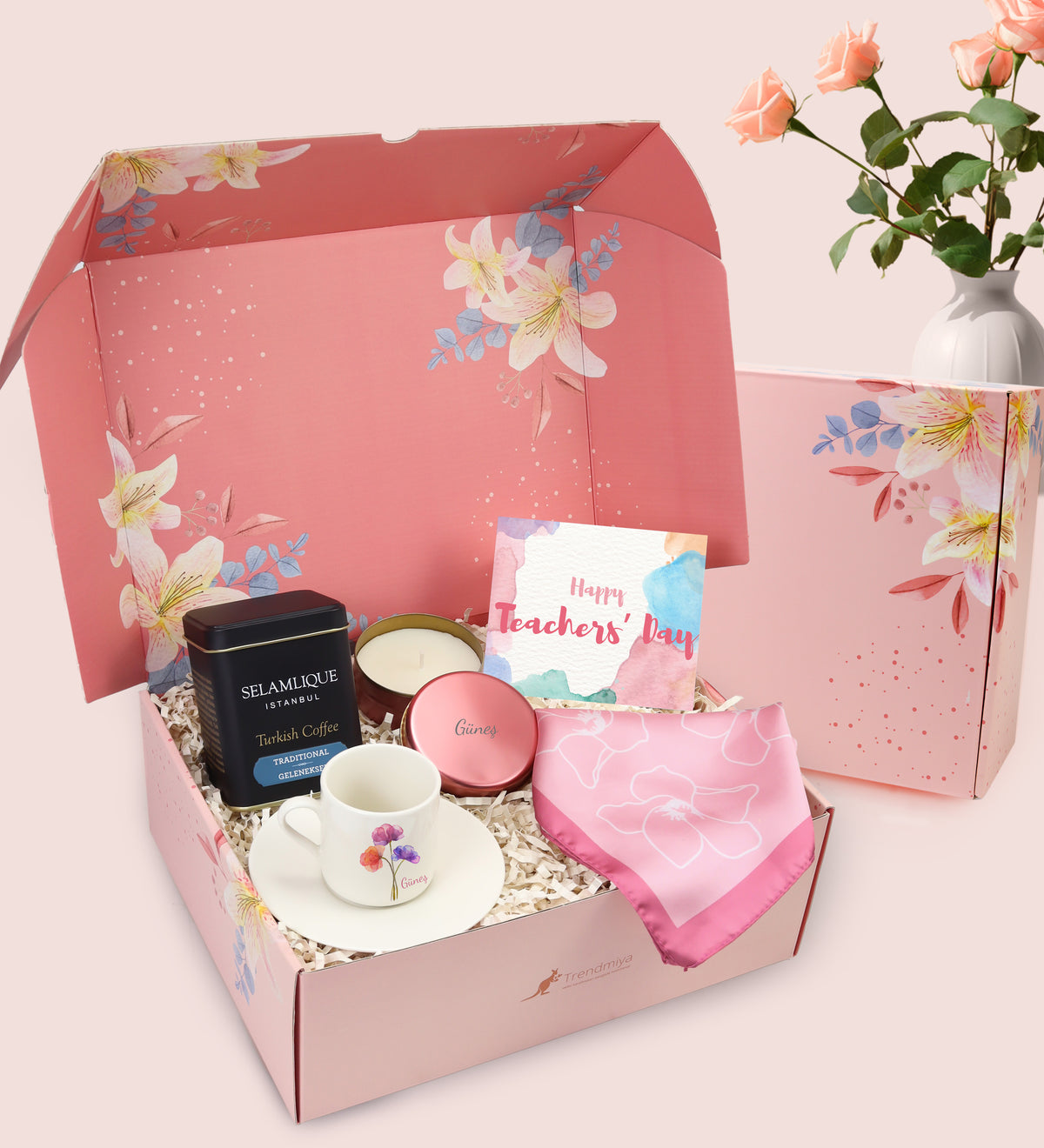 Pembe Çiçekli Kutusunda Kişiye Özel Fincan & Pembe Metal Kutulu Mum & Selamlıque Türk Kahvesi & Pembe Tasarım Fular Hediye Seti