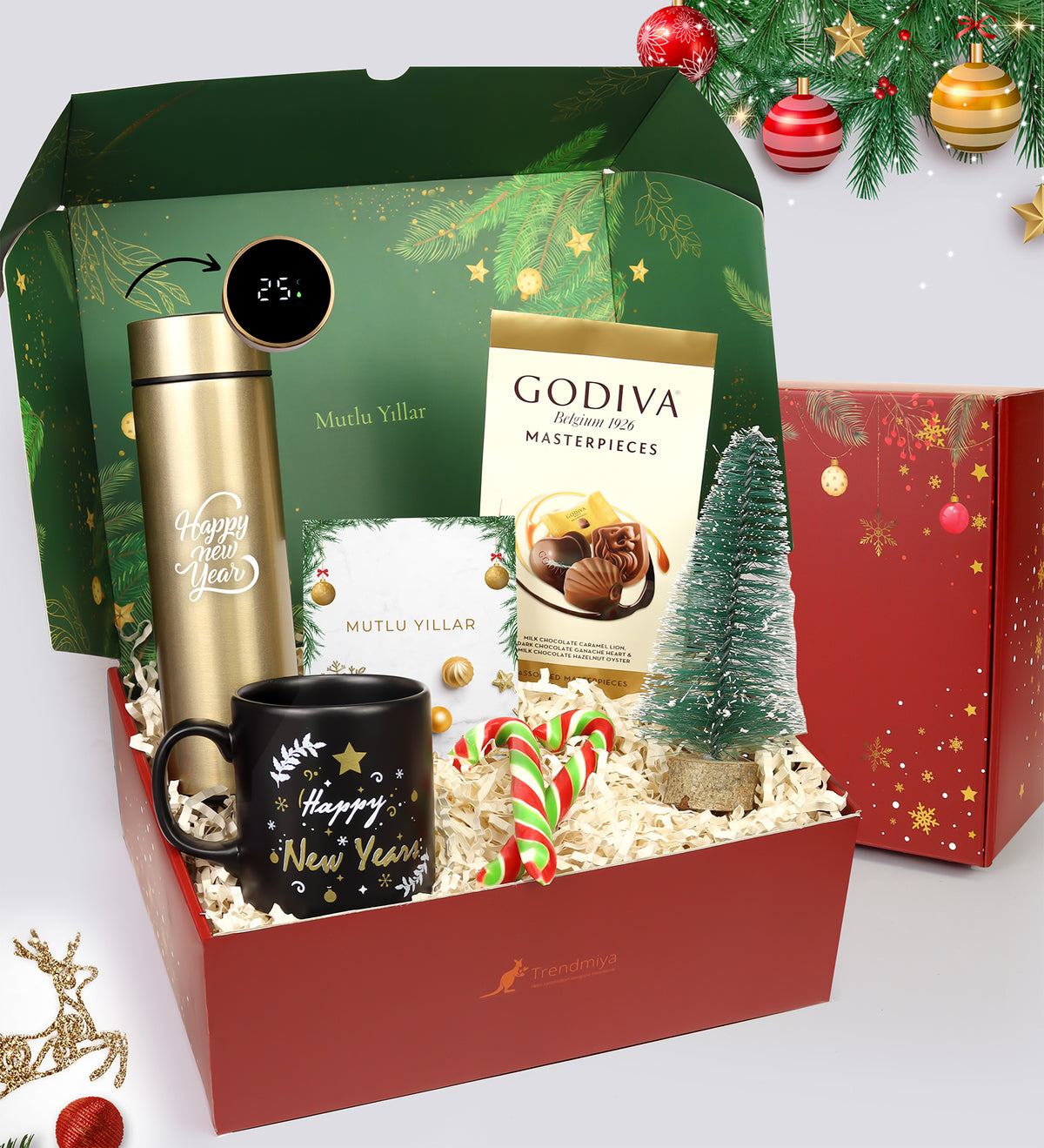 Yılbaşı Kutusunda 500 ML Gold Renk Dereceli Termos & Happy New Year Kupa & 2'li Baston Şeker & Ahşap Zeminli Mini Çam Ağacı & Godiva Çikolata