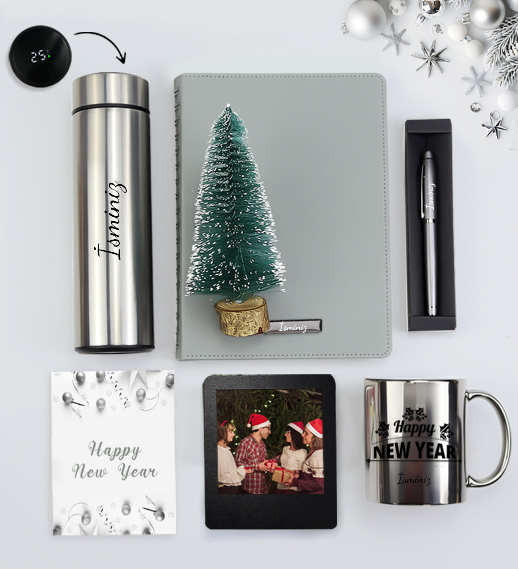 Kişiye Özel Tasarım 500 ML Dereceli Termos & Gri Spiralli Yeni Yıl Tarihli Ajanda & Metalik Roller Kalem & Ahşap Zeminli Mini Çam Ağacı & İnstagram Çerçeve & Kupa Hediye Seti