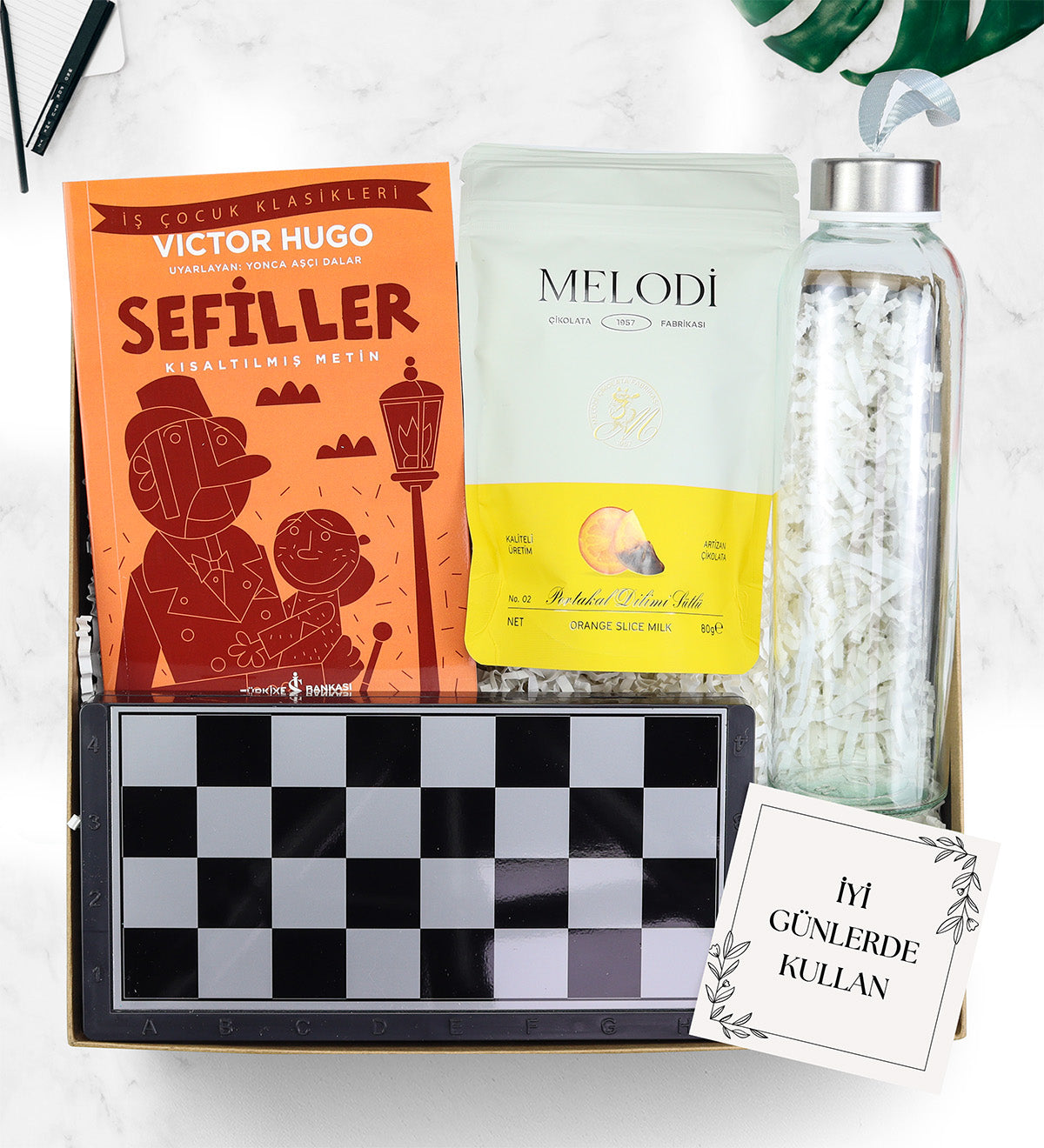 Sefiller Kitabı & Manyetik Satranç - Tavla - Dama & Cam Matara & Melodi Draje Hediye Seti