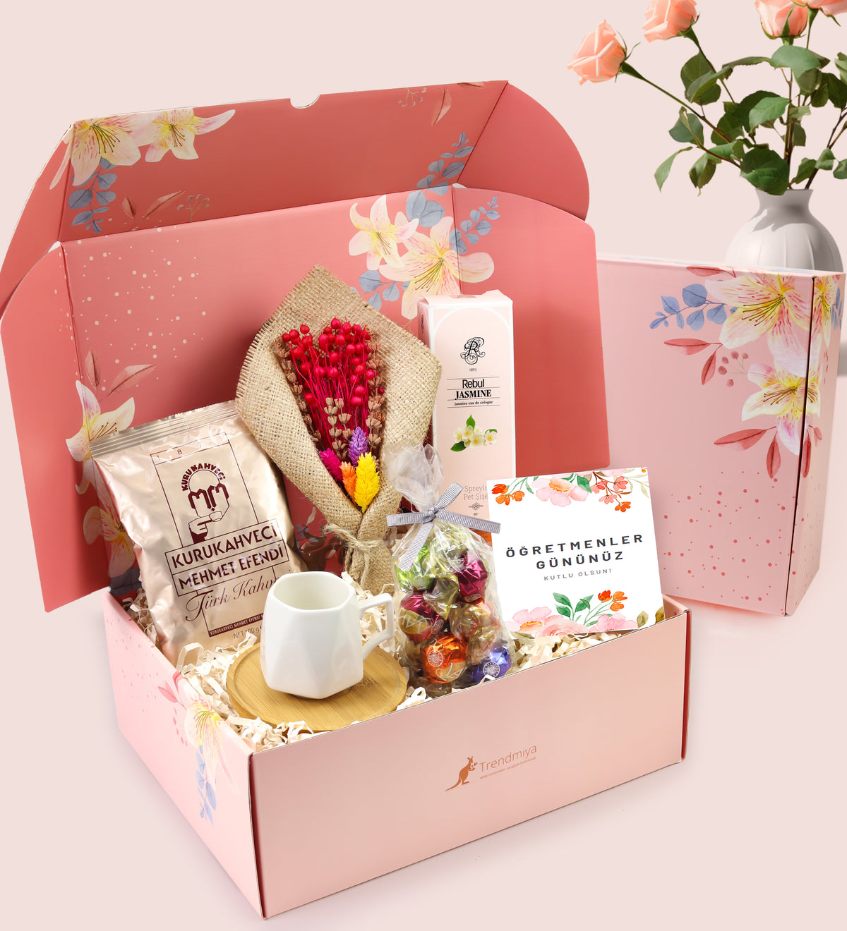Pembe Çiçekli Kutusunda Beyaz Geometrik Porselen Fincan & Mehmet Efendi Türk Kahvesi & El Yapımı Buket Çiçek & Lavi Çikolata & Rebul Jasmine Kolonya