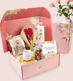 Pembe Çiçekli Kutusunda Beyaz Geometrik Porselen Fincan & Mehmet Efendi Türk Kahvesi & El Yapımı Buket Çiçek & Lavi Çikolata & Rebul Jasmine Kolonya