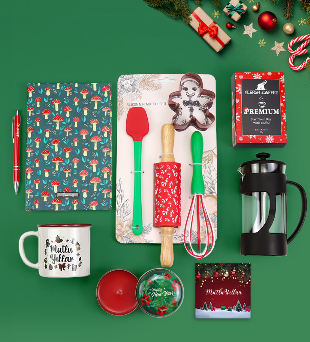 Kişiye Özel Mantar Desenli Defter & Gümüş Renk Detaylı Kırmızı Tükenmez Kalem & Mutlu Yıllar Temalı Vintage Kupa & Alerya Yılbaşı Premium Filtre & Yılbaşı Temalı Metal Kutulu Mum & Silikon Mini Mutfak Seti & Siyah French Press Hediye Seti