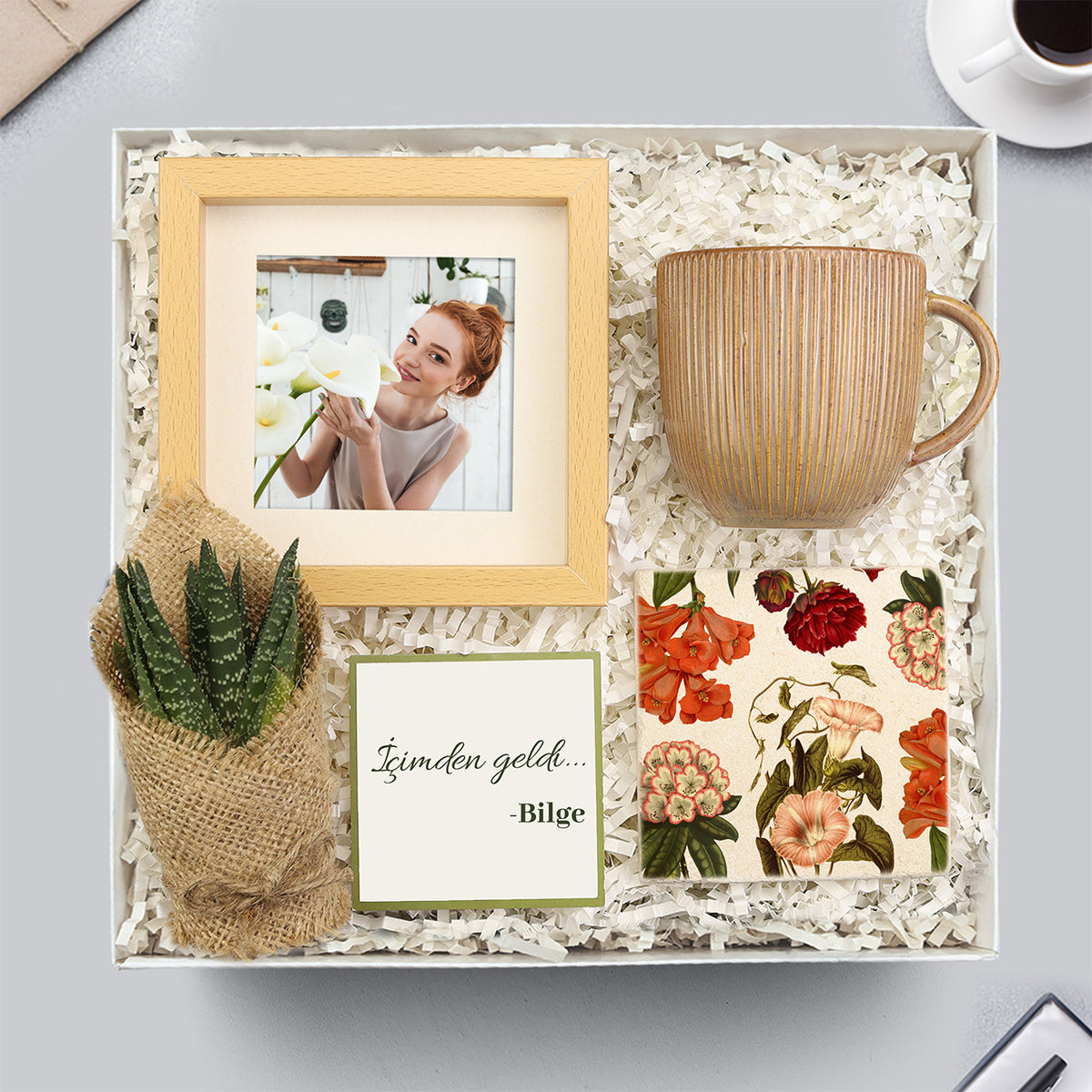 Ahşap Görünüm 13x13 cm Paspartu Çerçeve & Sukulent & Porselen Kupa & Taş Bardak Altlığı