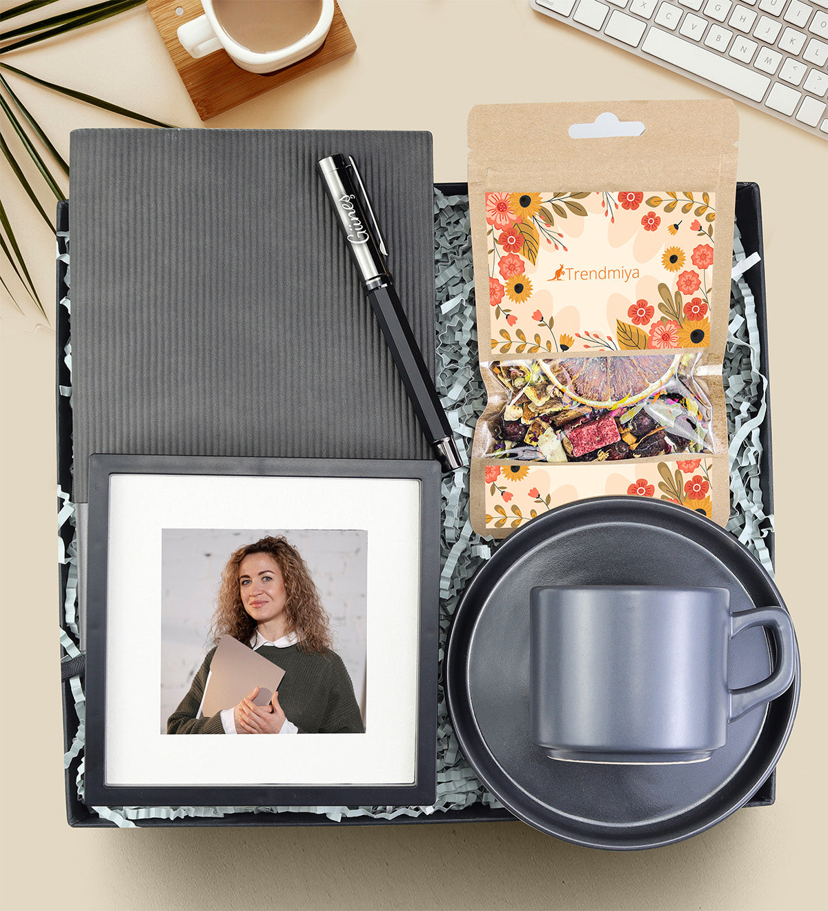 Esnek Kapak Gri Defter & Siyah Metal Roller Kalem & Paspartu Çerçeve & Bitki Çayı & Gri Double Fincan Hediye Seti