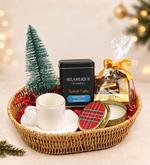 Hasır Sepetli Gold Detaylı Beyaz Fincan & Ekose Desenli Metal Kutulu Mum & 125gr Selamlıque Türk Kahvesi & Godiva Napoliten Çikolata & Ahşap Zeminli Mini Çam Ağacı Hediye Seti