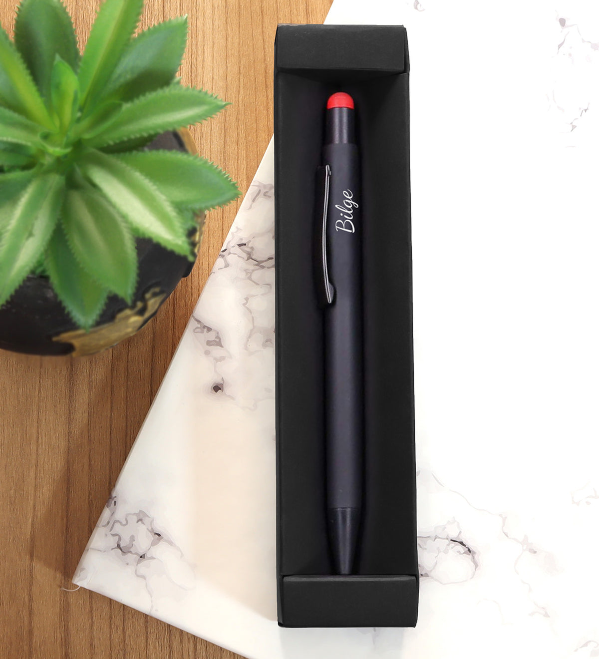 Öğretmenler Günü Kişiye Özel Siyah Metal Kutulu Mum & Tabaklı Siyah Türk Kahvesi Fincanı & Mehmet Efendi Türk Kahvesi & Tükenmez Kalem Hediye Seti