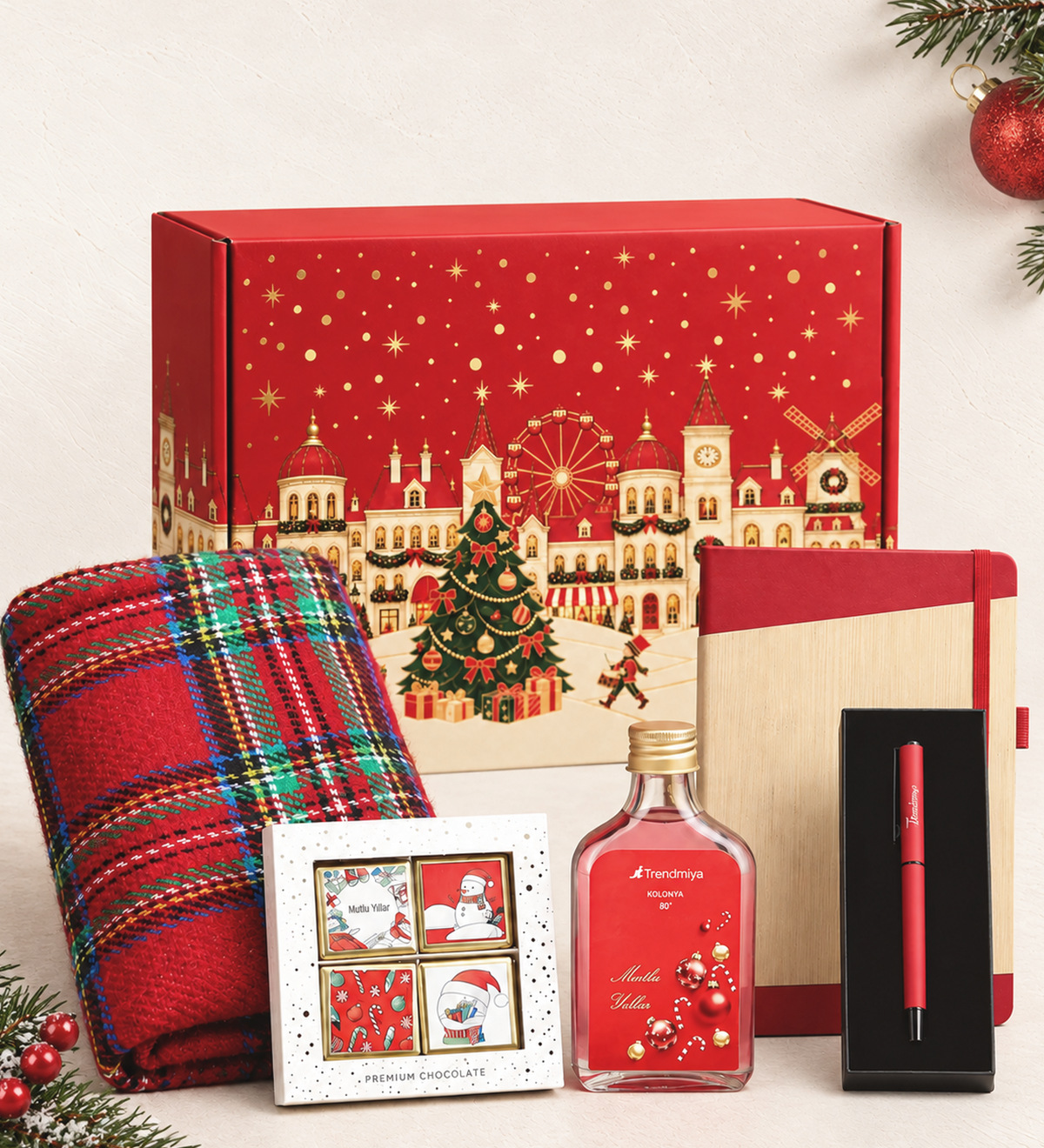 Kırmızı Şal & Bambu Kapak Defter & Roller Kalem & Ahşap Zeminli Mini Çam Ağacı & 200ML Kolonya & Madlen Çikolata Yılbaşı Hediye Seti