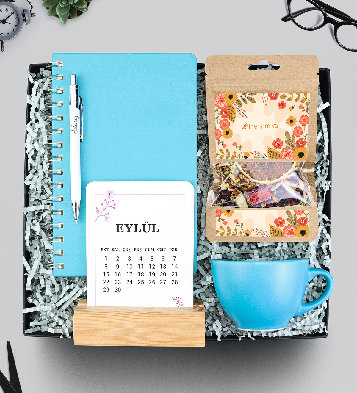 Spiralli Turkuaz Defter & Beyaz Tükenmez Kalem & Mavi Çay Fincanı & Bitki Çayı & Takvim Hediye Seti