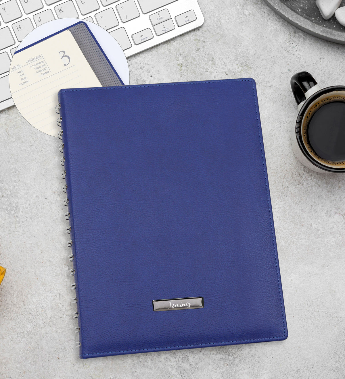 Kişiye Özel Mavi Spiralli Yeni Yıl Tarihli Ajanda & Mavi Mat Roller Kalem & Mavi Renk Kulplu 280 ML Çelik Termos & Yılbaşı Temalı Metal Kutulu Mum & Lavi Çikolata Hediye Seti