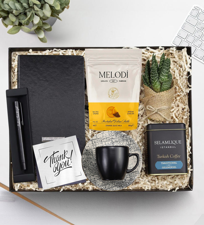 Kişiye Özel Siyah Defter & Siyah Mat Roller Kalem & Siyah Mat Fincan & Melodi Portakal Dilimi & Canlı Sukulent Çiçek & Selamlıque Türk Kahvesi Hediye Seti