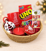 Mini Hasır Sepetli Mutlu Yıllar Kupa & UNO Kart Oyunu & Yılbaşı Temalı Metal Kutulu Mum & Tek İçimlik Salep & Yılbaşı Ağacı Süsü Hediye Seti