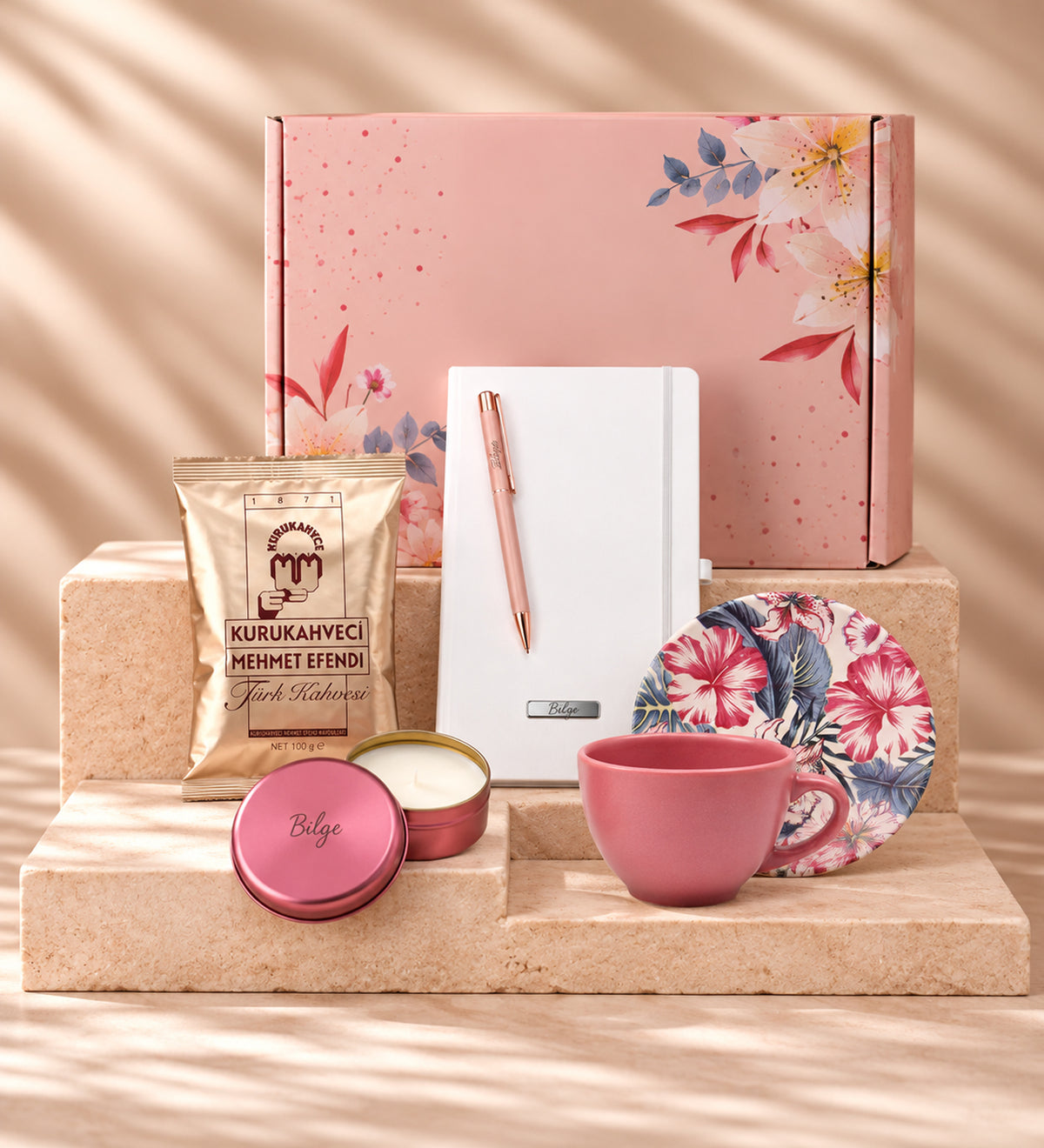 Öğretmenler Günü Kişiye Özel Beyaz Defter & Rose Tükenmez Kalem & Pembe Metal Kutulu Mum & Pembe Çay Fincanı & Mehmet Efendi Türk Kahvesi Hediye Seti