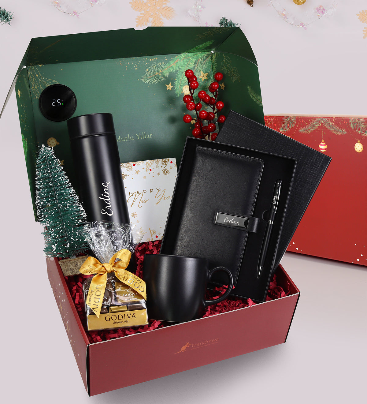 Yılbaşına Özel Kutusunda Kişiye Özel Dereceli Termos & Kalemli Defter Seti & Siyah Kupa & Godiva Çikolata & Çam Ağacı