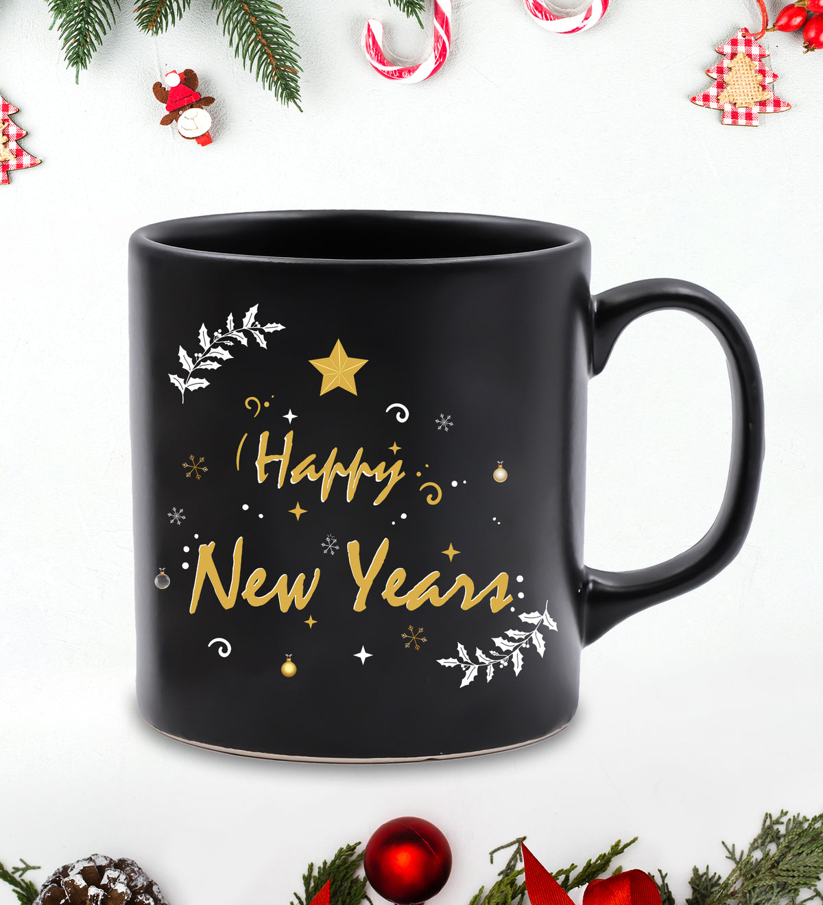 Yılbaşı Kutusunda 500 ML Gold Renk Dereceli Termos & Happy New Year Kupa & 2'li Baston Şeker & Ahşap Zeminli Mini Çam Ağacı & Godiva Çikolata
