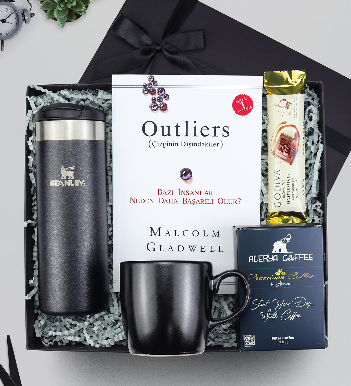 0,47 Stanley Termos &Outliers (Çizginin Dışındakiler) & Siyah Kupa & Godiva Çikolata & Alerya Premium Kahve Hediye Seti